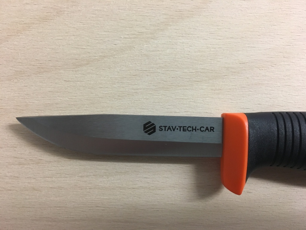 gravírovaný nůž s čepelý z nerezové oceli